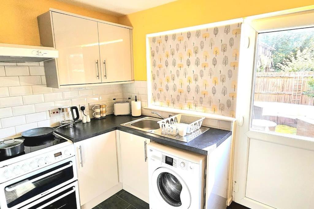 Cozy 3-Bed House Near Willen Lake With Garden Milton Keynes Eksteriør billede