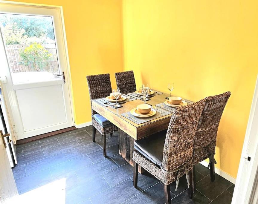 Cozy 3-Bed House Near Willen Lake With Garden Milton Keynes Eksteriør billede